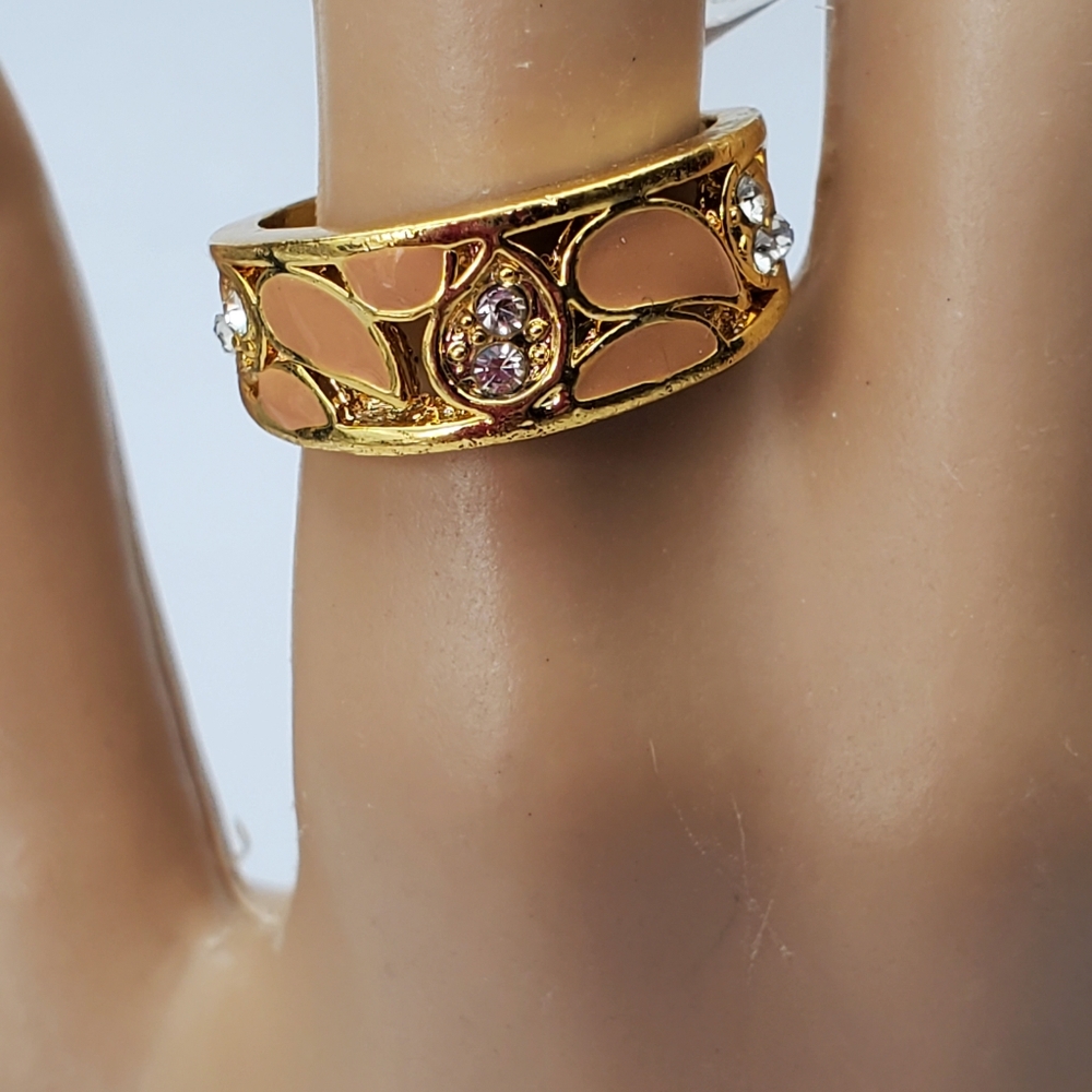 Vintage style Gold tone tan enamel cocktail band ring size 8 *